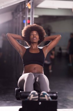 siyah kadının Sit yapması ups spor salonunda