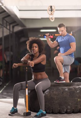 çekiç ile çalışmadan sonra çok ırklı Çift