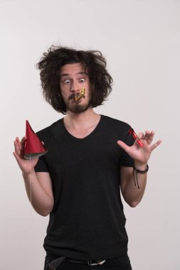 İçinde düdük üfleme parti şapkalı bir adam portresi