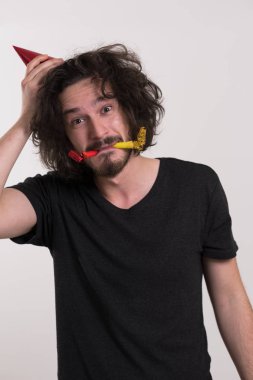 İçinde düdük üfleme parti şapkalı bir adam portresi