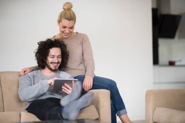 Evde tablet ile rahatlatıcı Çift  