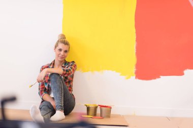 katta oturan genç kadın ressam