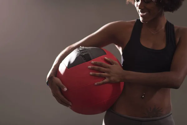 黑人妇女携带的运动量来找到球 — 图库照片