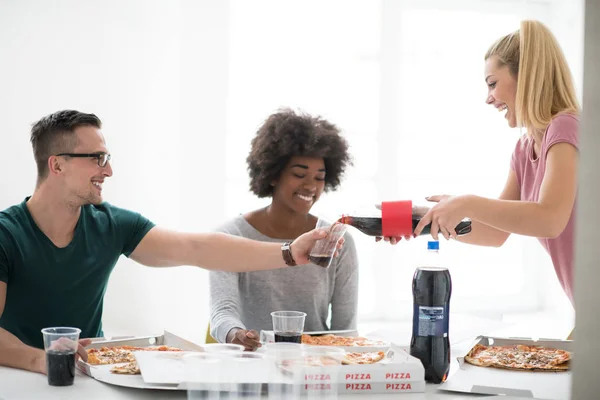 Çok ırklı bir grup genç insan var bir öğle yemeği molası — Stok fotoğraf