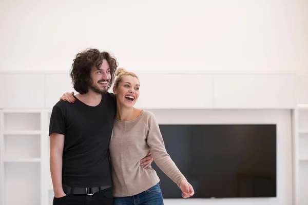 Couple câlins dans leur nouvelle maison — Photo