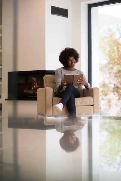 Noir femme à la maison lecture livre — Photo