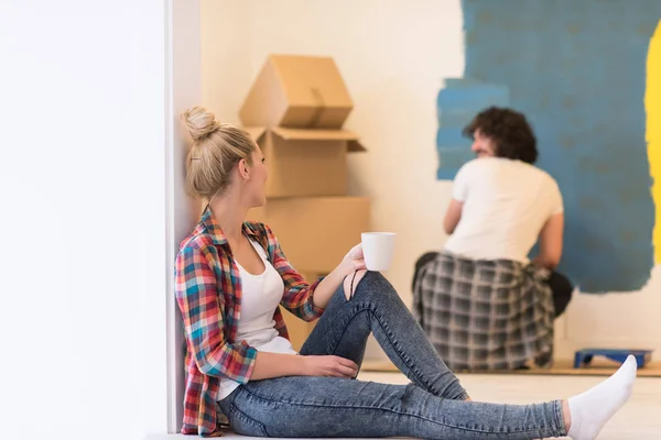 Jong koppel doen huis renovatie — Stockfoto