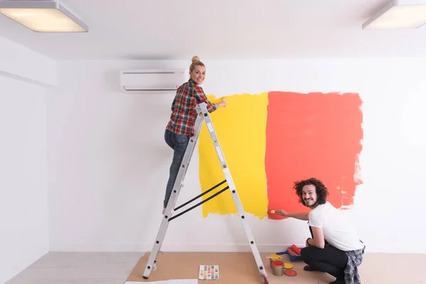Couple peinture mur intérieur — Photo