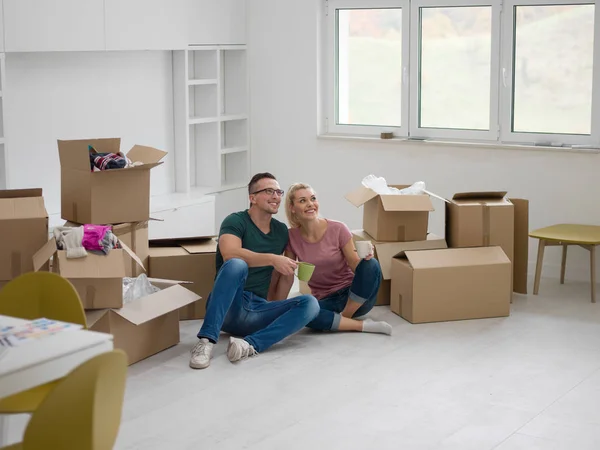 Junges Paar in neuem Haus — Stockfoto