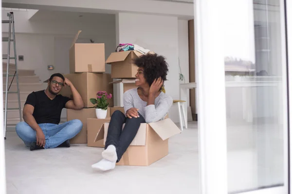 African American par leker med förpackningsmaterial — Stockfoto