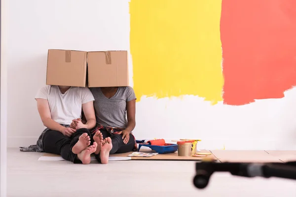 Couple jouant avec des boîtes en carton — Photo
