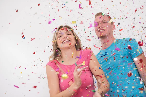 Romantische jonge koppel vieren feest met confetti — Stockfoto