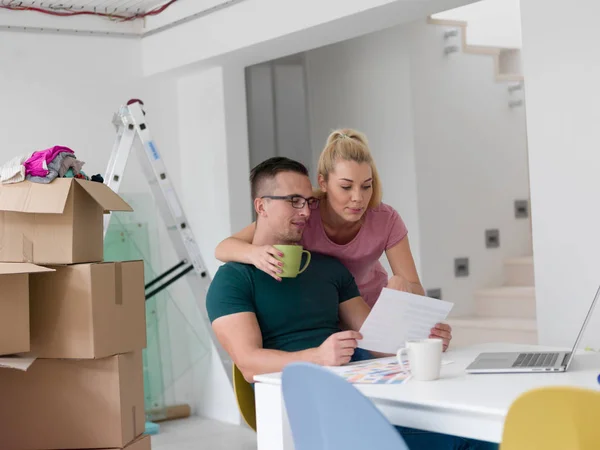 Pareja joven mudándose en un nuevo hogar — Foto de Stock