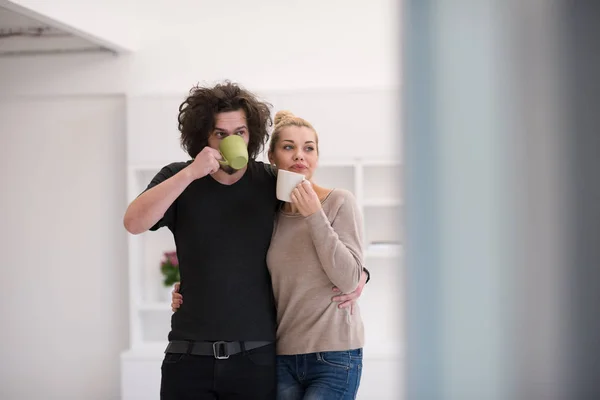 Casal feliz em sua nova casa — Fotografia de Stock