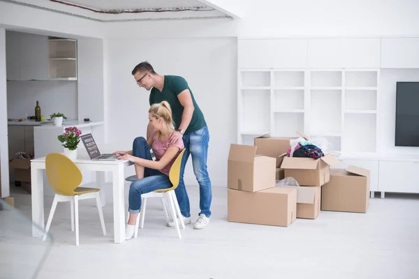 Jong stel verhuizen in een nieuw huis — Stockfoto