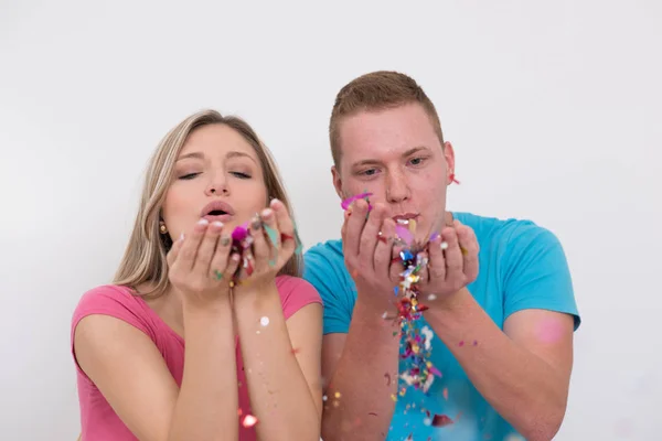 Romantique jeune couple fête fête avec confettis — Photo