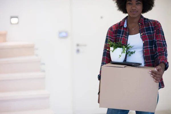 Menina preta se movendo no novo apartamento — Fotografia de Stock