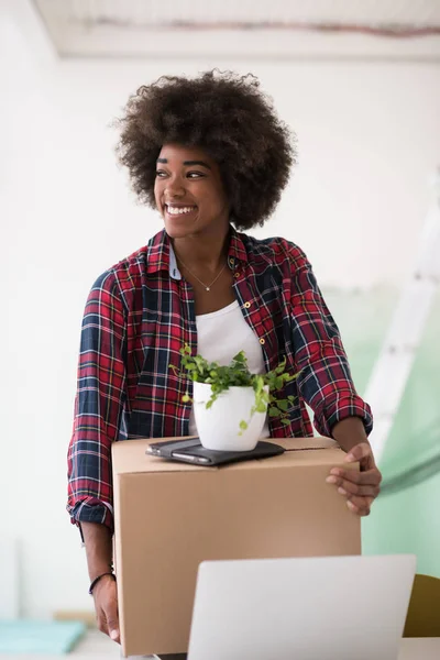 Menina preta se movendo no novo apartamento — Fotografia de Stock