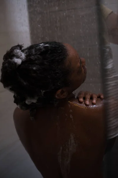 Femme afro-américaine sous la douche — Photo