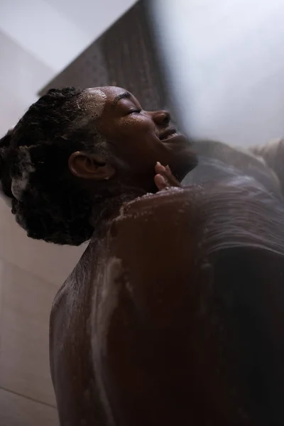 Donna afroamericana sotto la doccia — Foto Stock