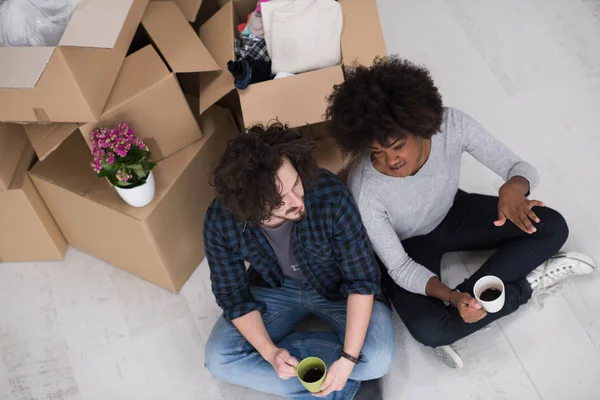 Pareja relajante en nueva casa — Foto de Stock