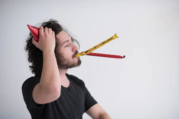 Ritratto di un uomo in cappello da festa che fischia — Foto Stock