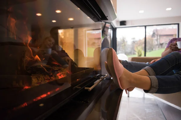 Pareja joven multiétnica frente a la chimenea —  Fotos de Stock