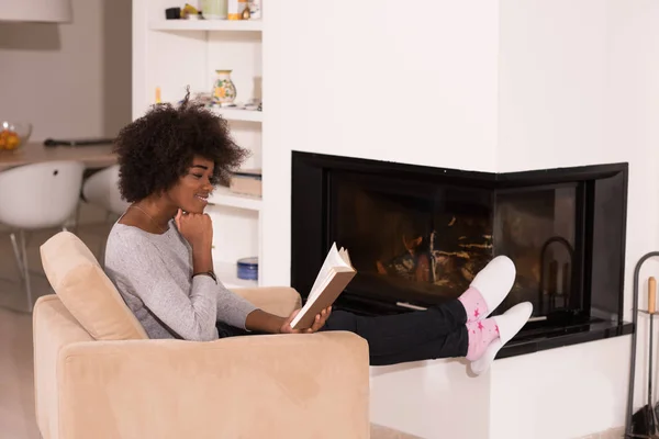 Mulher negra em casa livro de leitura — Fotografia de Stock