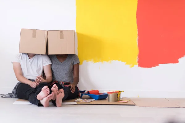 Пара грає з картонними коробками — стокове фото