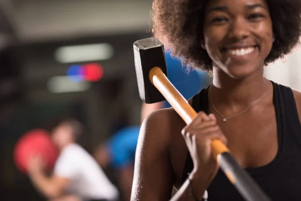 Чорна жінка після тренування з молотком — стокове фото