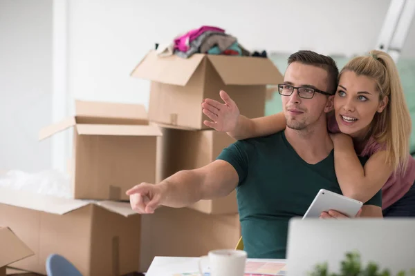 Jong stel verhuizen in een nieuw huis — Stockfoto