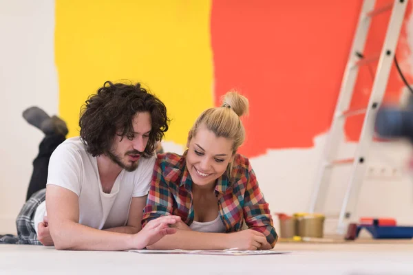 Casal feliz relaxante após a pintura — Fotografia de Stock