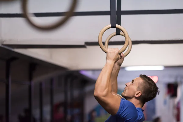 Hombre haciendo ejercicio de inmersión — Foto de Stock