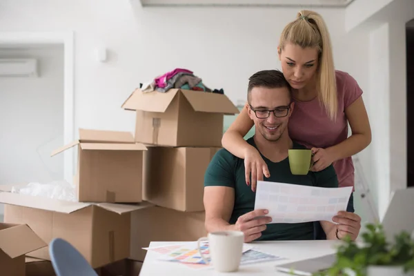 Fiatal pár költözik egy új otthonba — Stock Fotó