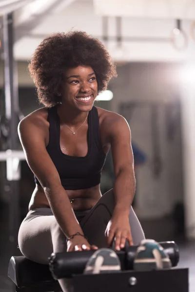 Svart kvinna gör sit ups på gymmet — Stockfoto