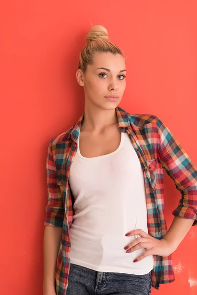 Jonge vrouw op kleur achtergrond — Stockfoto