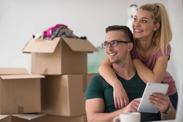 Pareja joven mudándose en un nuevo hogar — Foto de Stock