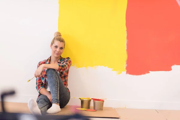 Молодая художница сидит на полу — стоковое фото