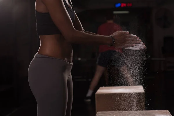 Mujer negra preparándose para el entrenamiento de escalada —  Fotos de Stock