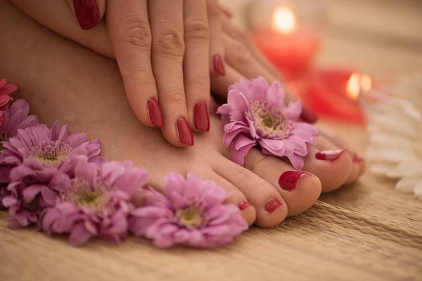 Vrouwelijke voeten en handen op spa salon — Stockfoto