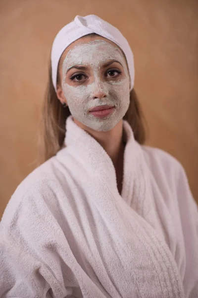 Wellnessfrau trägt Gesichtsmaske auf — Stockfoto