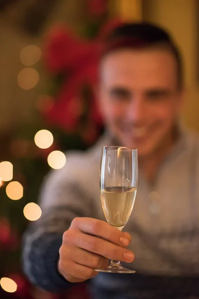 Homem feliz com copo de champanhe — Fotografia de Stock