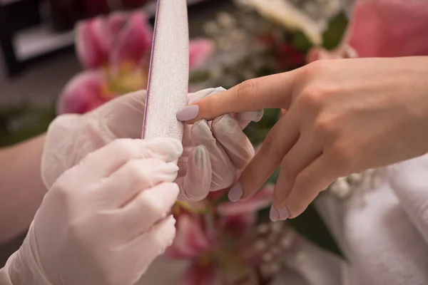 Mãos de mulher recebendo uma manicura — Fotografia de Stock