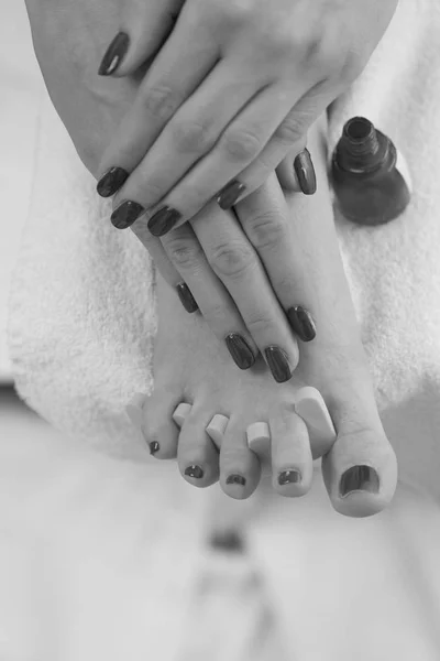 Female feet and hands at spa salon — Stock Photo, Image