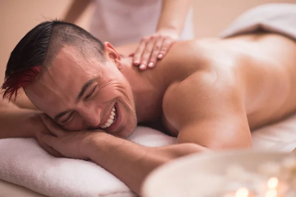 Ung man med en ryggmassage — Stockfoto