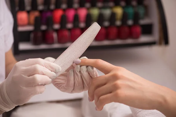 Ręce kobiety otrzymujące manicure — Zdjęcie stockowe