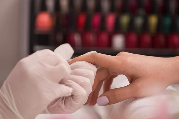 Ręce kobiety otrzymujące manicure — Zdjęcie stockowe