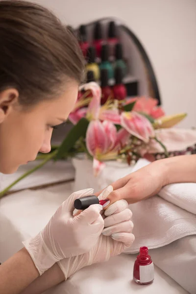 Vrouw Handen Ontvangen Een Manicure Schoonheidssalon Nagelvijl Close Selectieve Focus — Stockfoto