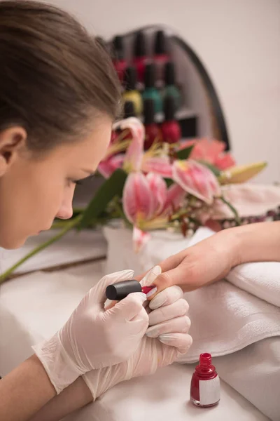 Mãos Mulher Que Recebem Uma Manicura Salão Beleza Arquivamento Unhas — Fotografia de Stock