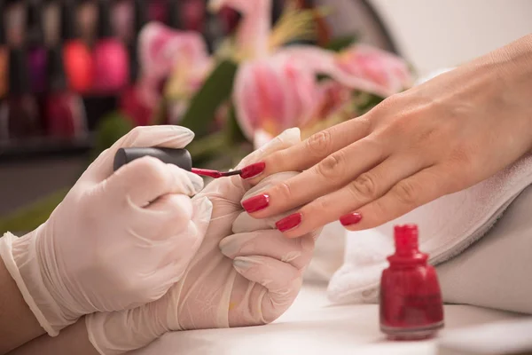 Vrouwelijke handen die een manicure krijgen — Stockfoto